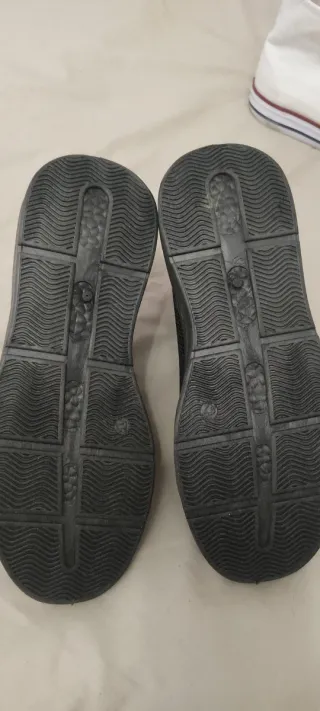 Zapatillas deportivas niño talla 37 sin estrenar.