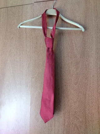 Corbata de seda roja casi sin uso