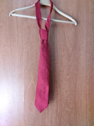 Corbata de seda roja casi sin uso