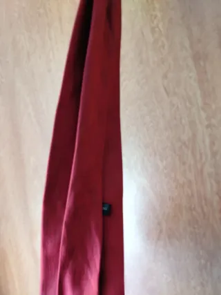 Corbata de seda roja casi sin uso