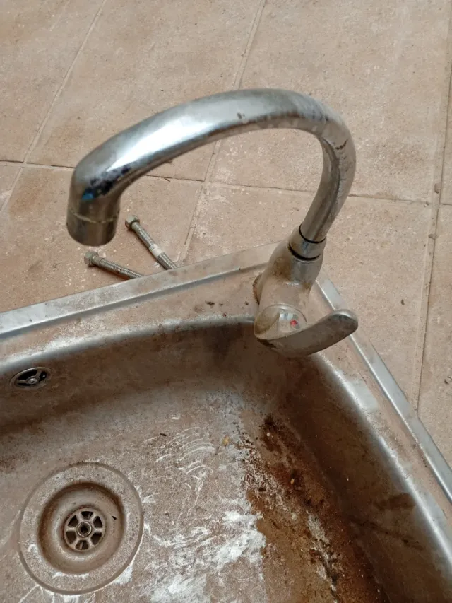 Fregadero y grifo de metal