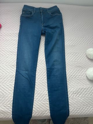 Pantalón vaquero pitillo azul