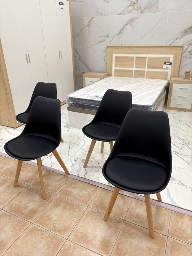 Pack 4 Sillas Negras Acolchadas Madera
