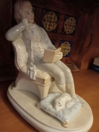 Figura de porcelana hombre leyendo