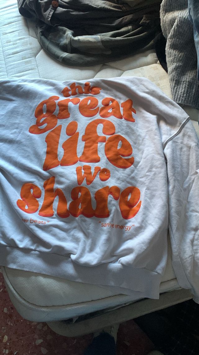 Sudadera blanca con estampado naranja