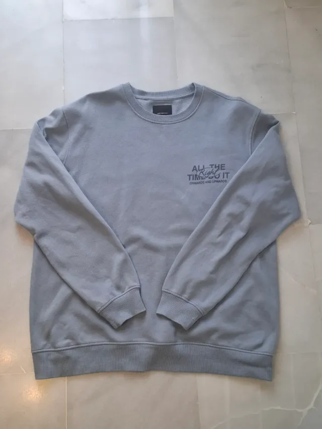 Sudadera azul con estampado