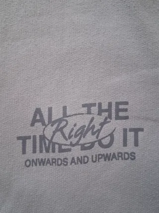 Sudadera azul con estampado