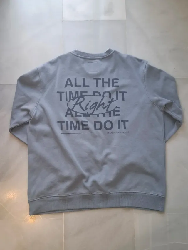 Sudadera azul con estampado