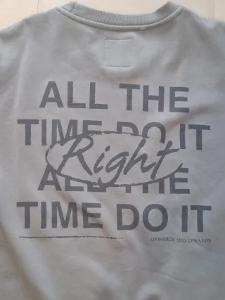 Sudadera azul con estampado