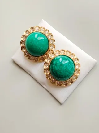 Pendientes vintage dorados con piedra verde