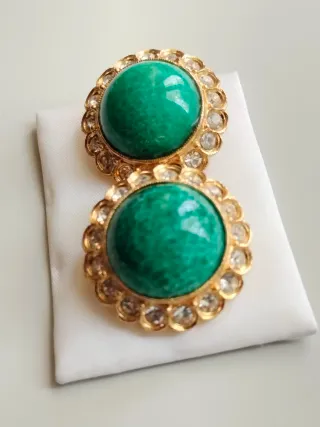 Pendientes vintage dorados con piedra verde