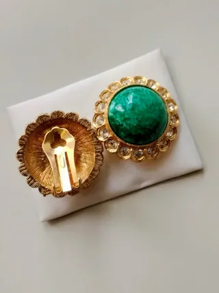 Pendientes vintage dorados con piedra verde