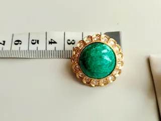 Pendientes vintage dorados con piedra verde