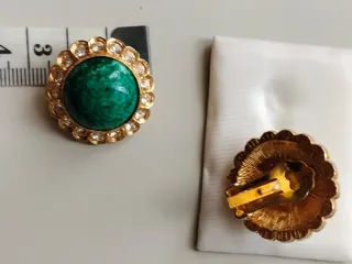 Pendientes vintage dorados con piedra verde