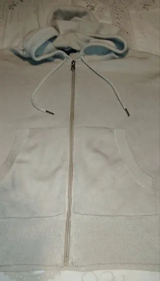 Chaqueta con capucha beige