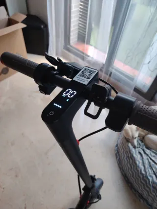 Patinete eléctrico negro y rojo