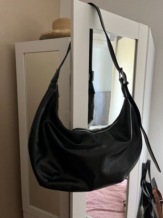Bolso negro grande con asa