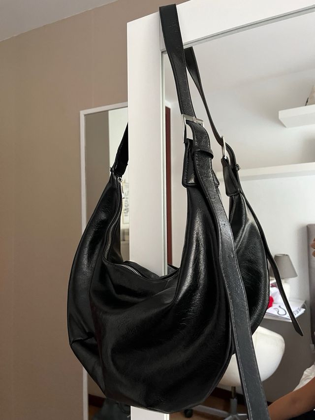 Bolso negro grande con asa