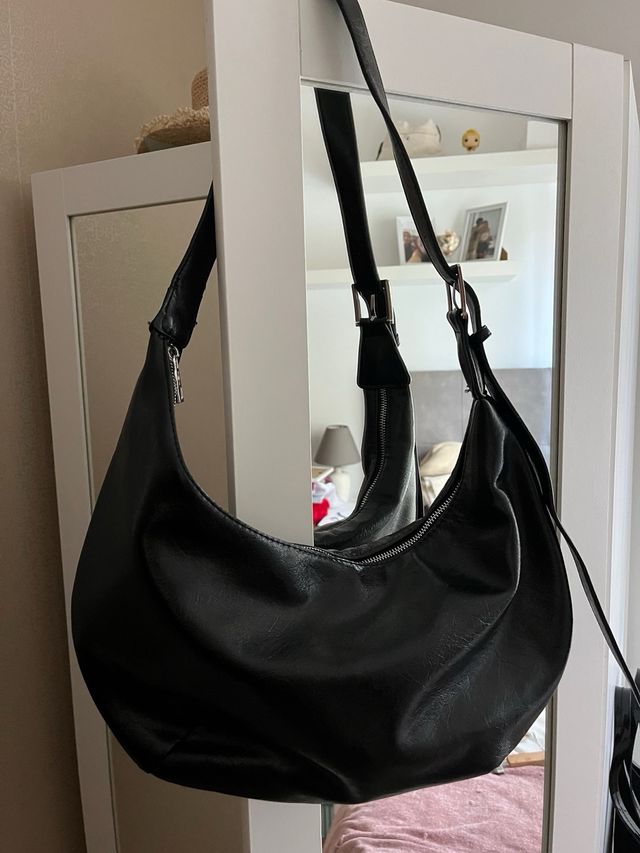 Bolso negro grande con asa