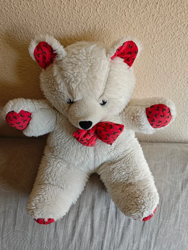 Peluche Oso Blanco con Detalles Rojos