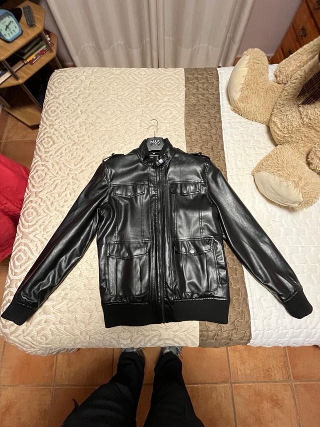 casadora de cuero negro comprada en corte inglés