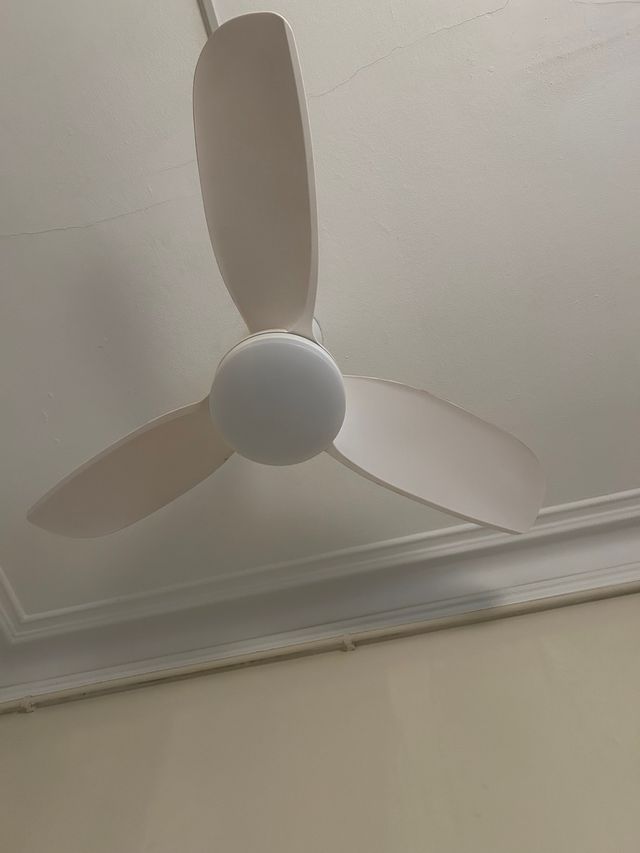 Ventilador de teto branco com luz.