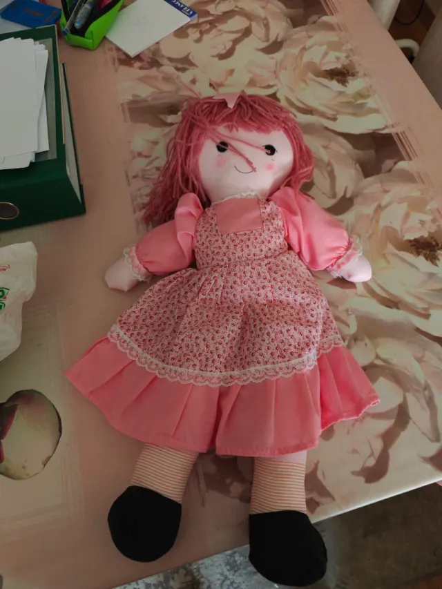 Muñeca de trapo rosa con vestido floral