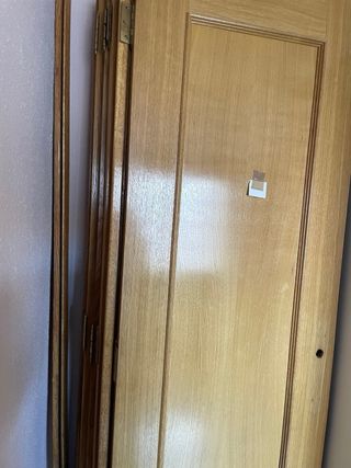 4 Puertas interior de madera con manivelas