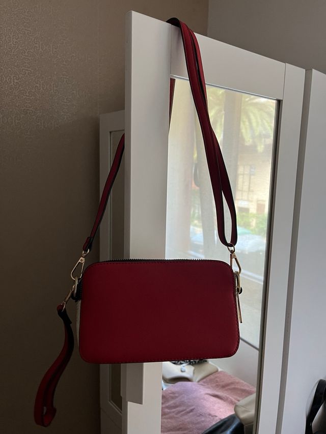 Bolso rojo con detalles