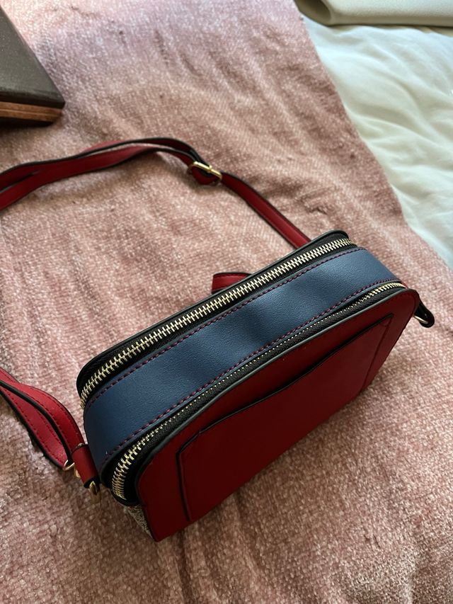 Bolso rojo con detalles