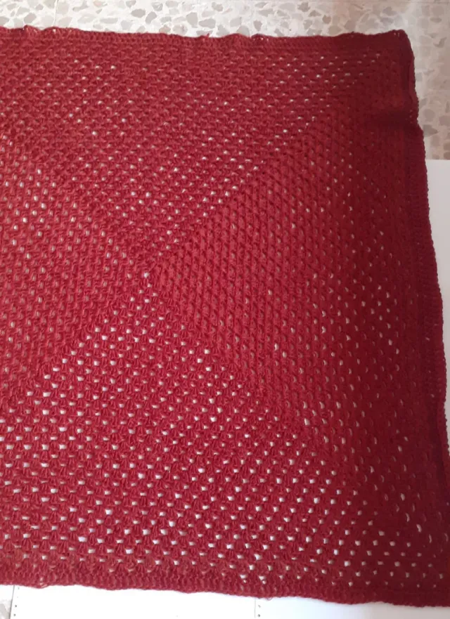 Manta tejida a mano color granate