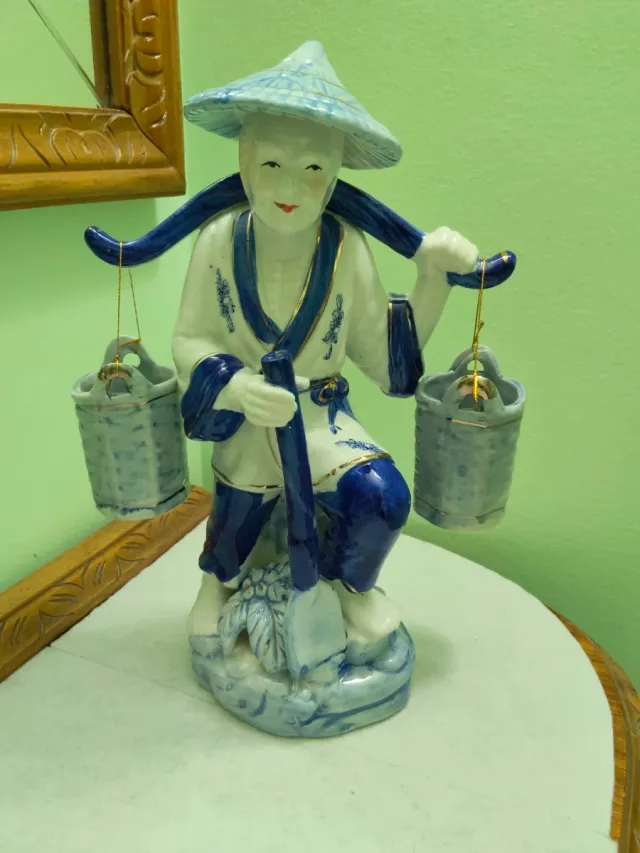 Figuras de porcelana de chinos con cubos