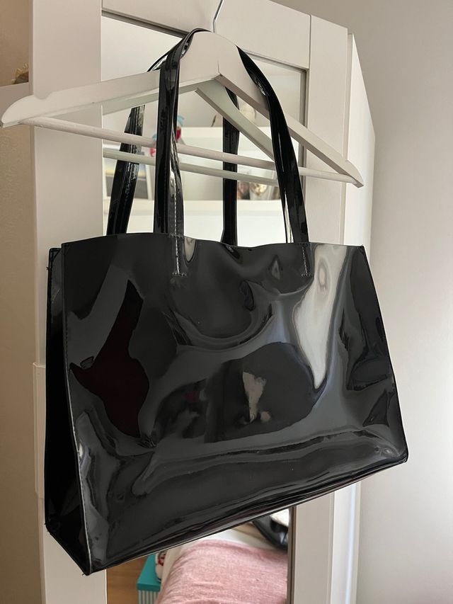 Bolso grande negro brillante