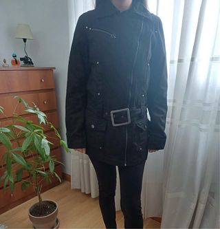 CHAQUETA EFECTO CUERO CON CINTURÓN