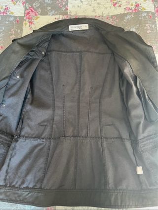 CHAQUETA EFECTO CUERO CON CINTURÓN