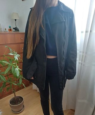 CHAQUETA EFECTO CUERO CON CINTURÓN