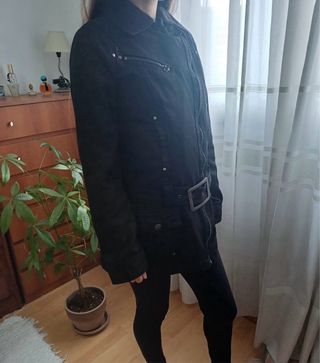 CHAQUETA EFECTO CUERO CON CINTURÓN