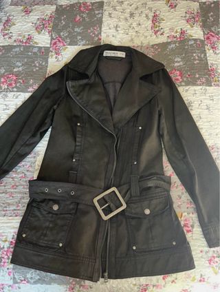 CHAQUETA EFECTO CUERO CON CINTURÓN