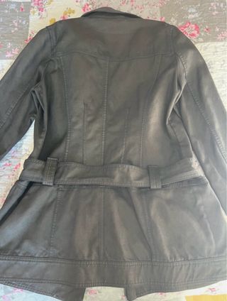 CHAQUETA EFECTO CUERO CON CINTURÓN