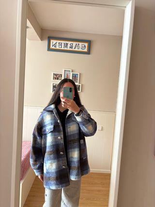 Abrigo cuadros azul y blanco