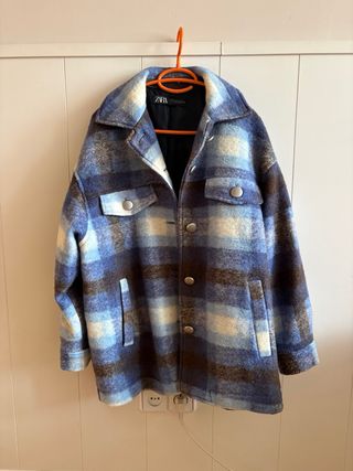 Abrigo cuadros azul y blanco