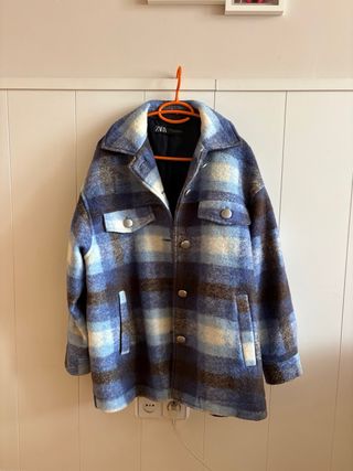 Abrigo cuadros azul y blanco