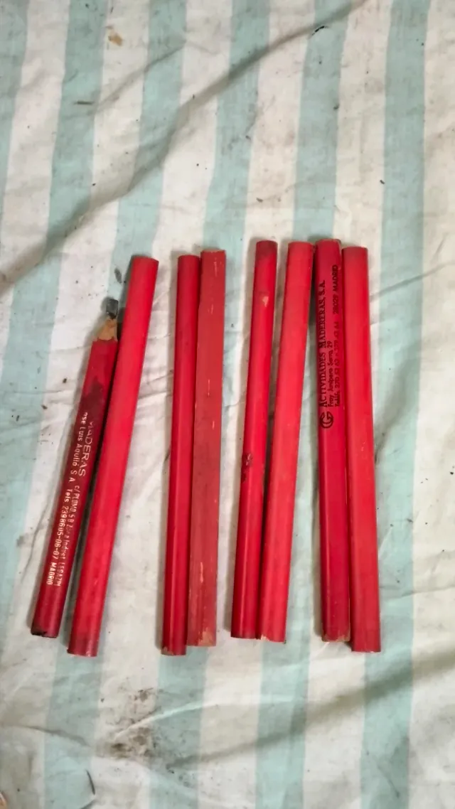 Lápices de obra rojos 7