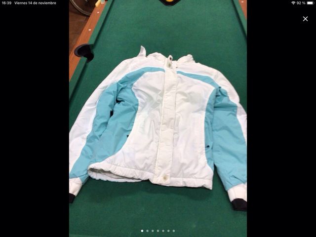 Cazadora de esquí blanca y turquesa