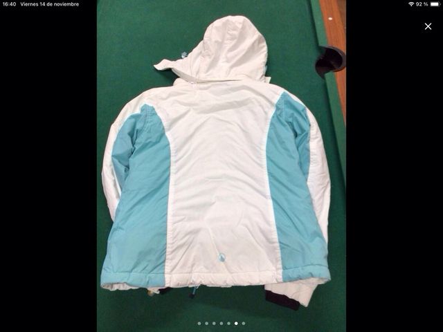Cazadora de esquí blanca y turquesa