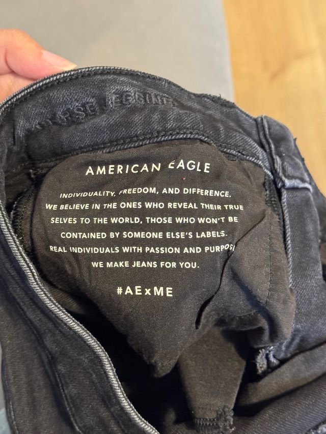 Pantalón vaquero American Eagle negro roto