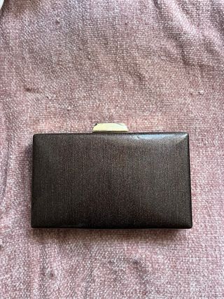 Bolso de fiesta marrón con detalles dorados