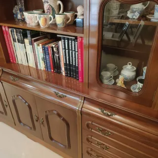Mueble de salón de madera y cristal