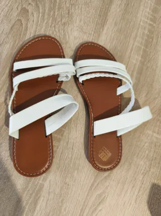 Sandalias romanas blancas y marrones