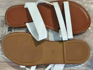 Sandalias romanas blancas y marrones